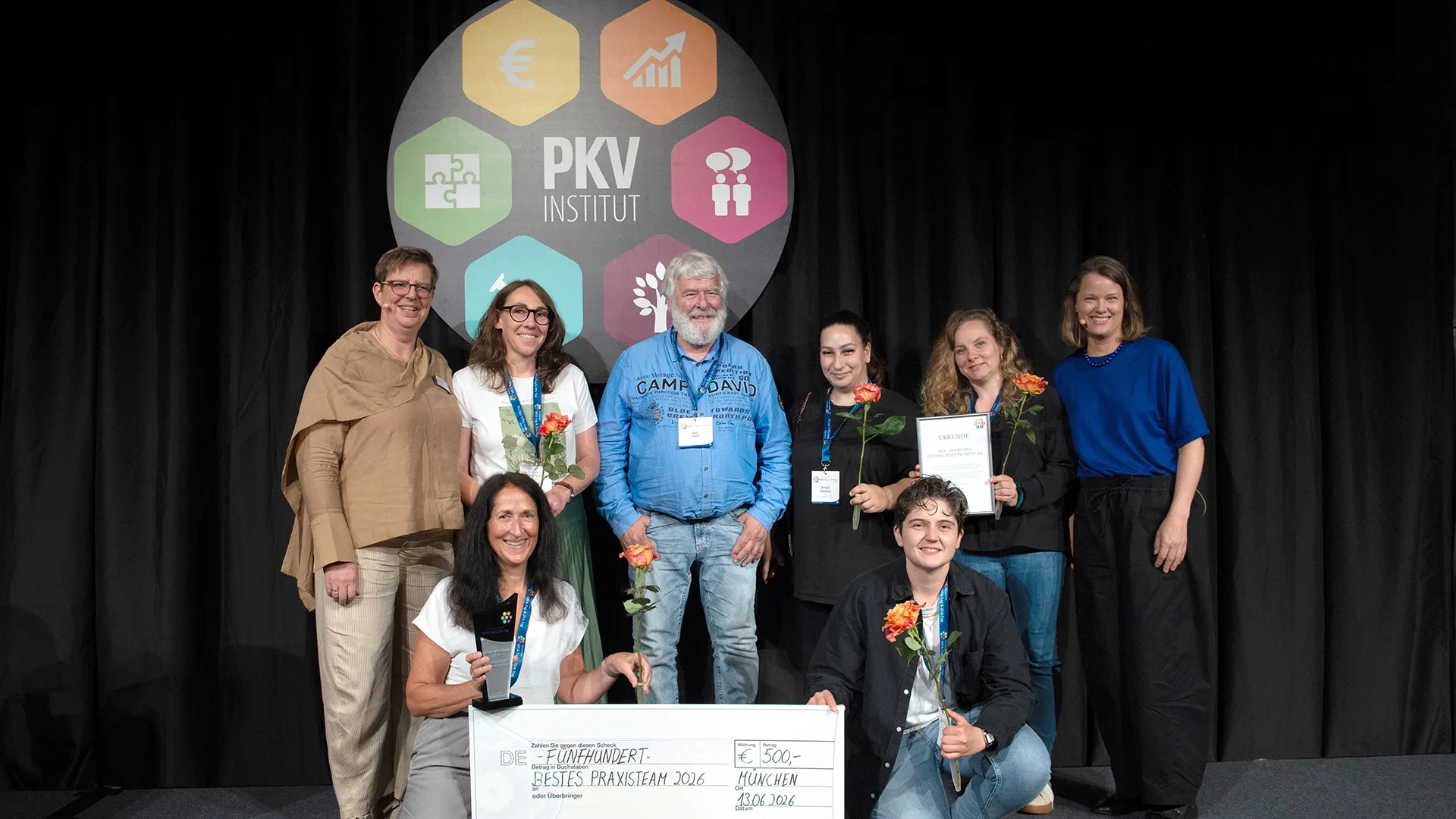 Der MFA-Award 2026 geht nach Donaueschingen. V.l.n.r.: Iris Schluckebier, Teilnehmerbetreuerin beim PKV Institut, Birgit Klausmann (vorn), Nicole Keim, Praxisinhaber Karl Stuff, Songül Özkanca, Selin Akdas, Juana Erndle und Katrin Egenberger, Geschäftsführerin des PKV Instituts.