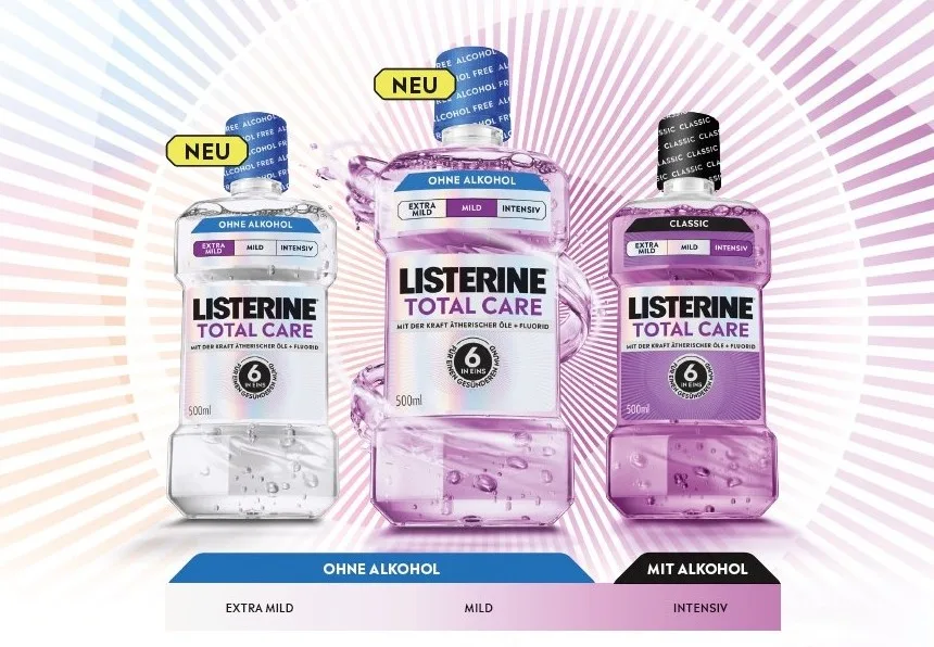 Produktabbildung von drei verschiedene LISTERINE Total Care Mundspülungen in den Varianten Extra Mild, Mild und Intensiv.