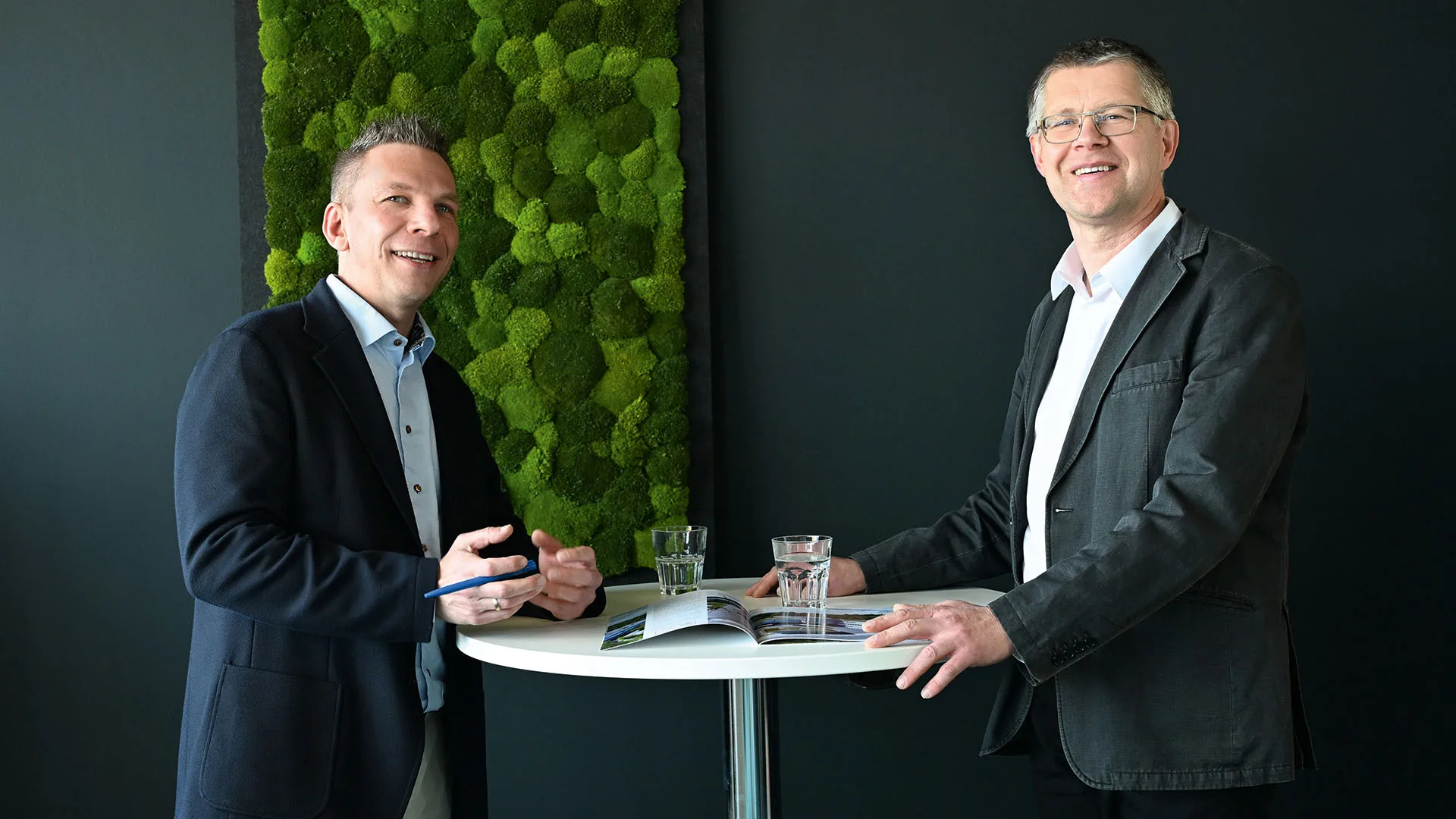 Ralph Dittes, Geschäftsleitung Dentaurum, und Bernd Roßwag, Umweltbeauftragter bei Dentaurum, mit der druckfrischen Umwelterklärung.
