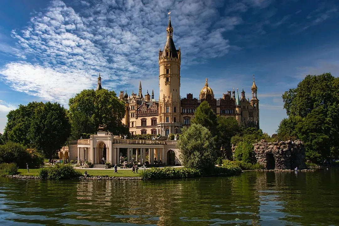 Ein Schloss und im Vordergrund ein See