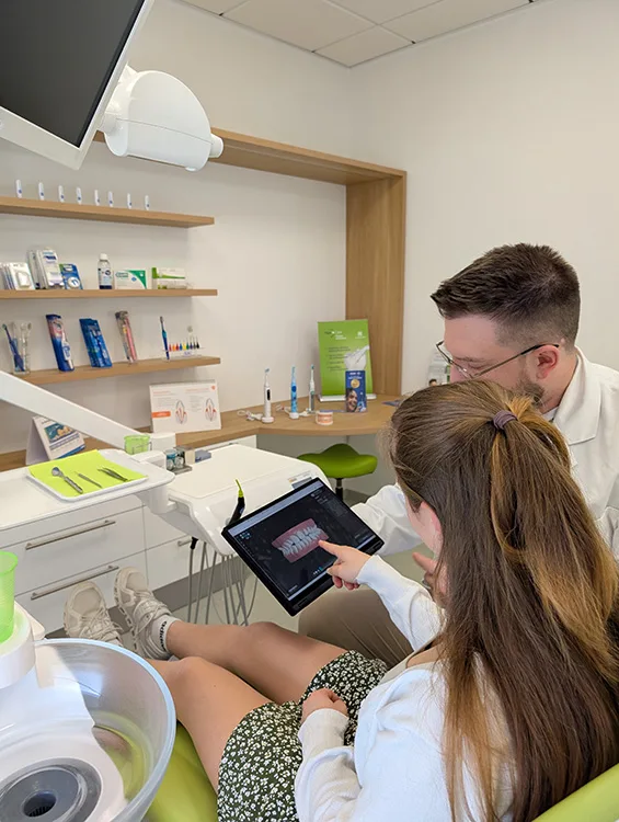 Abb. 2: Visualisierung im Ersttermin: Der klinische Outcome Simulator zeigt auf Basis von Scans in kürzester Zeit ein individuelles SmileErgebnis, direkt am Behandlungsstuhl, noch vor finaler Fallfreigabe oder Bestellung. Das erleichtert die Patientenkommunikation und erhöht die Akzeptanz für den Therapiebeginn.