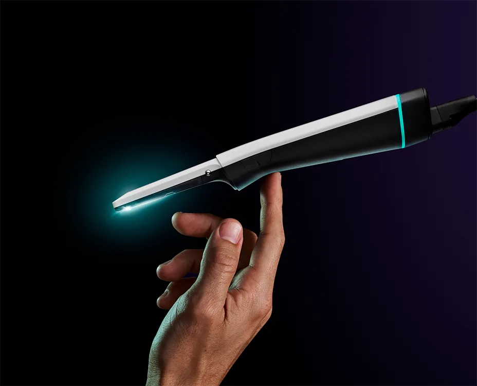 Abb. 2: Zentraler Baustein bei der Erfassung digitaler Patientendaten ist der iTero Lumina Intraoralscanner, der hochwertige, zuverlässige Scandaten liefert.