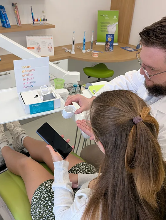 Abb. 3: Mit ClearCorrect RemoteCare powered by Dental Monitoring wird der Behandlungsverlauf per Smartphone App auch zwischen den Terminen nachvollziehbar. Die im Doktorportal integrierte Lösung ermöglicht ein frühzeitiges Erkennen von Abweichungen, steigert Planbarkeit und Effizienz in der Praxis und erleichtert eine sicherere Begleitung der Patienten.