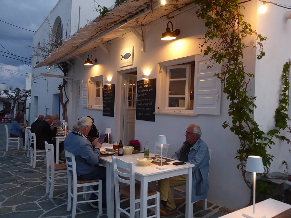 In Folegandros genießen wir ein typisches Essen und Wein vom Fass.