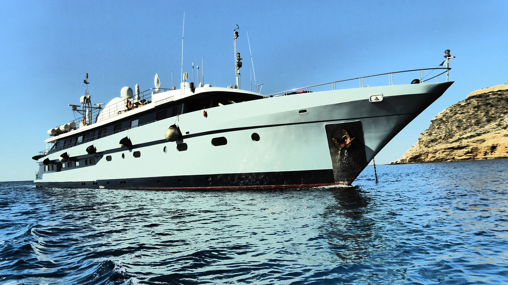 Die MS Harmony G in eleganter Schönheit ankert vor einer Insel zum Schwimmen.