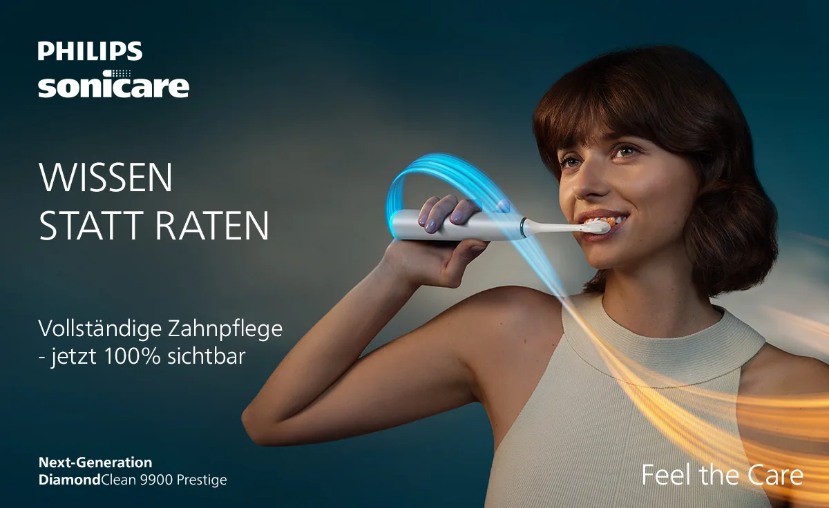 Eine Frau putzt sich die Zähne mit der neuen Philips Sonicare Next-Generation DiamondClean 9900 Prestige.