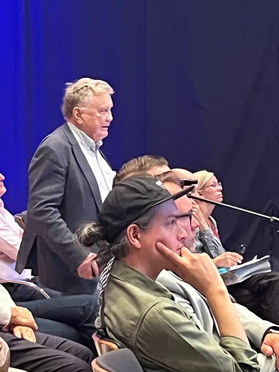 Abb. 5: Altpräsident und Vorstandsbeirat Prof. Dr. Heiner Weber präsentierte sich wie eh und je eloquent und humorvoll bei seinen Kommentaren.