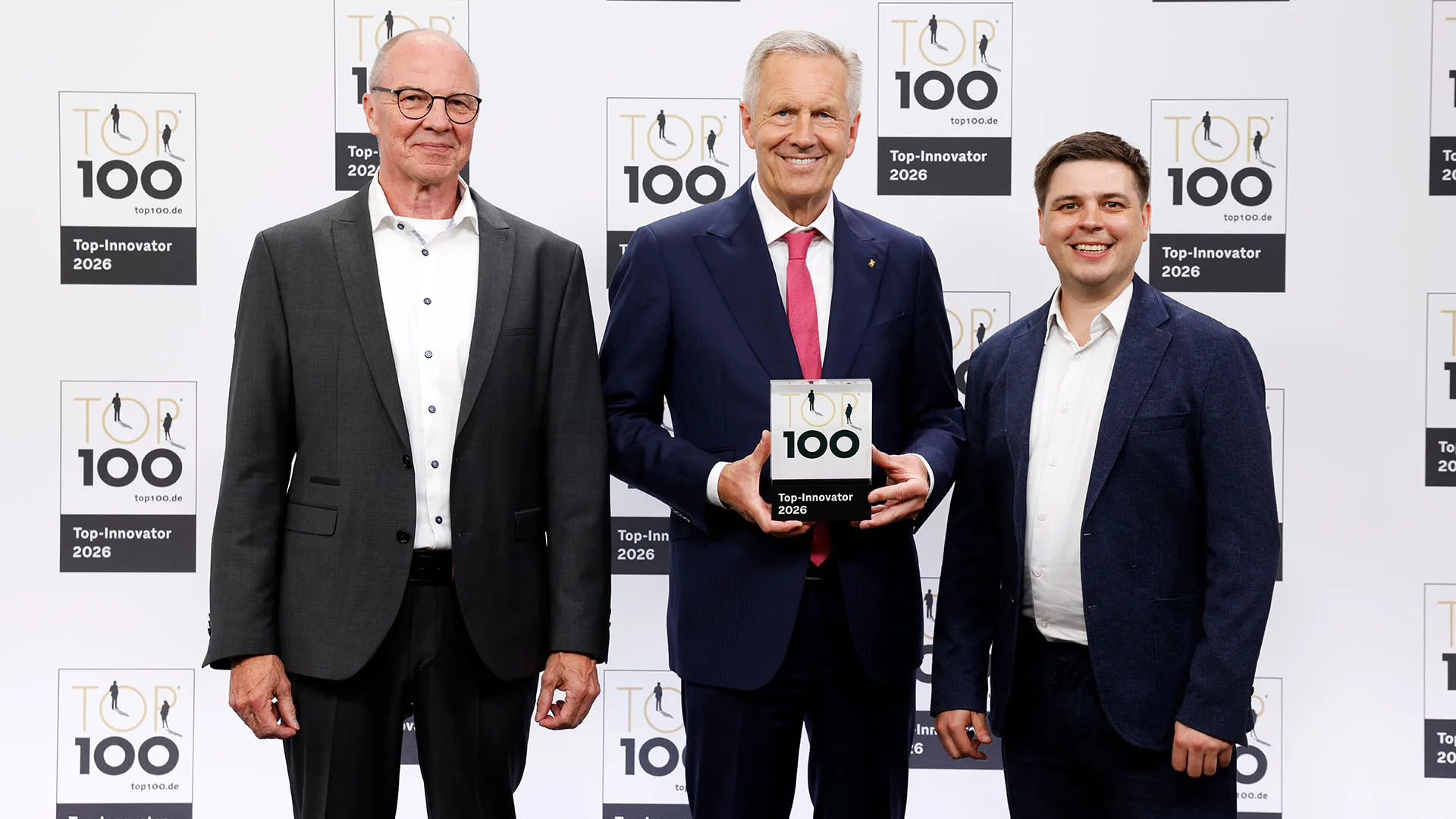 Michael Küllmer (Head of Innovation Management), Christian Wulff (TOP 100-Mentor und ehemaliger Bundespräsident) und Mark Thiel (Unternehmenskommunikation)