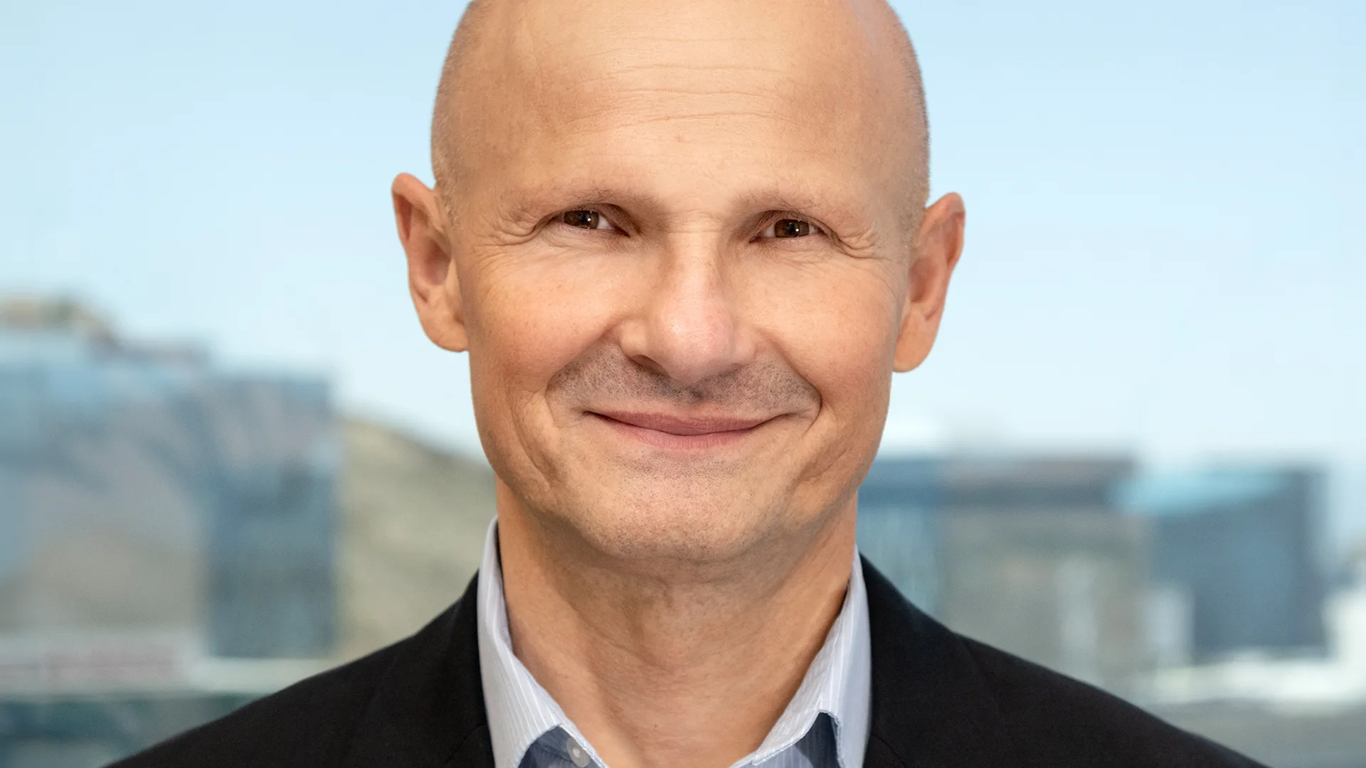 Zelko Relic ist Executive Vice President und Chief Technology Officer bei Align Technology. In dieser Rolle konzentriert er sich auf den zukünftigen Innovationskurs von Align, sorgt für technische Exzellenz, nutzt die Kernkompetenzen des Unternehmens im Technologiebereich und erforscht kontinuierlich neue Technologien. Bevor er 2013 zu Align kam, war Zelko Relic in den Bereichen Gesundheitswesen, Halbleiter und Automatisierung tätig, wo er sich einen Namen in der Entwicklung fortschrittlicher Technologien und Lösungen in internationalen Unternehmen gemacht hat.