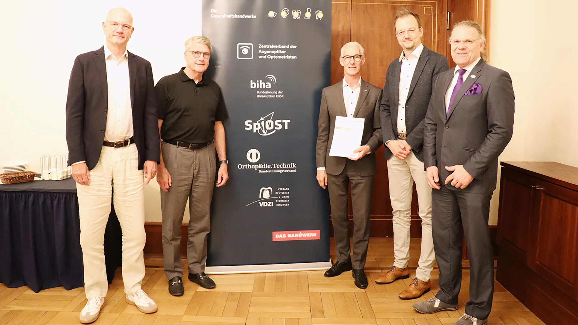 v.l.n.r.: Alf Reuter (Präsident, BIV-OT), Dominik Kruchen (Präsident, VDZI), Eberhard Schmidt (Präsident, biha), Kai Jaeger (Präsident, ZVA), Jens Schulte (Präsident, SpiOST).