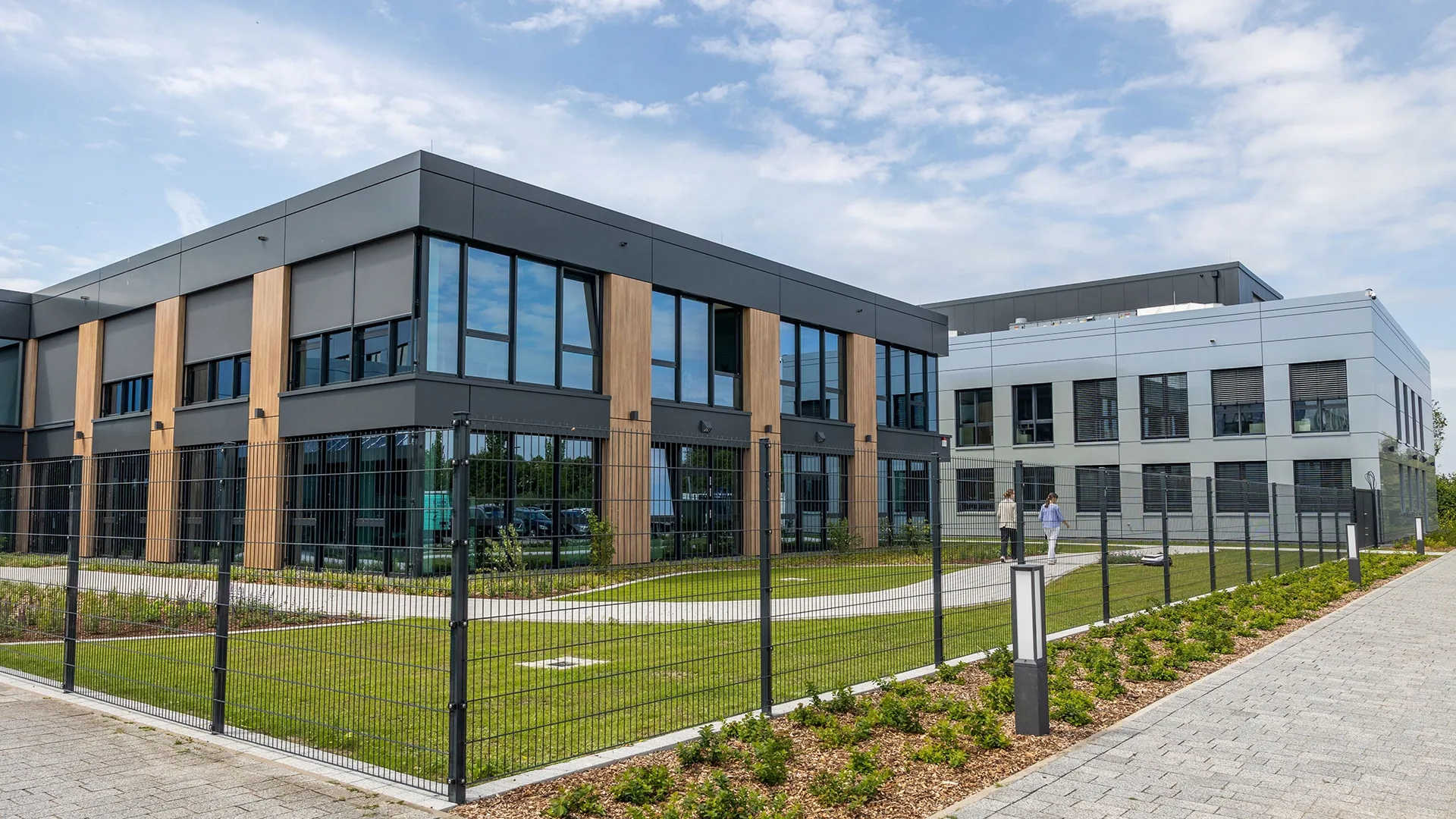 Auf einer Gesamtfläche von über 3.300 Quadratmetern sind 50 neue, großzügige Büros sowie hochmoderne Laborräumlichkeiten entstanden.