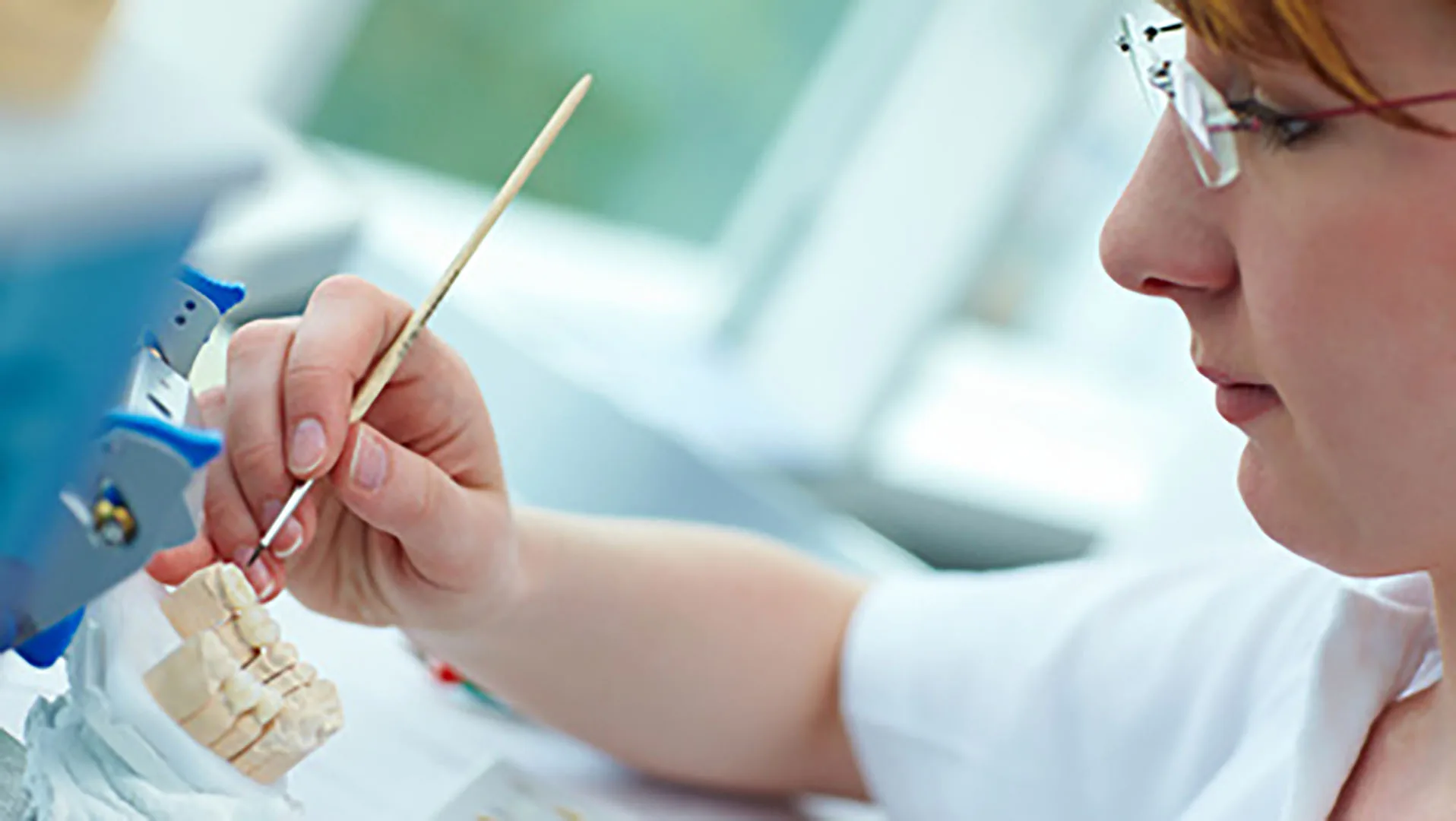 Wenn Schülerinnen und Schüler bei der Vorstellung des Dentallabors selbst mal etwas anfassen und ausprobieren dürfen, lässt sich echtes Interesse für den Beruf wecken.