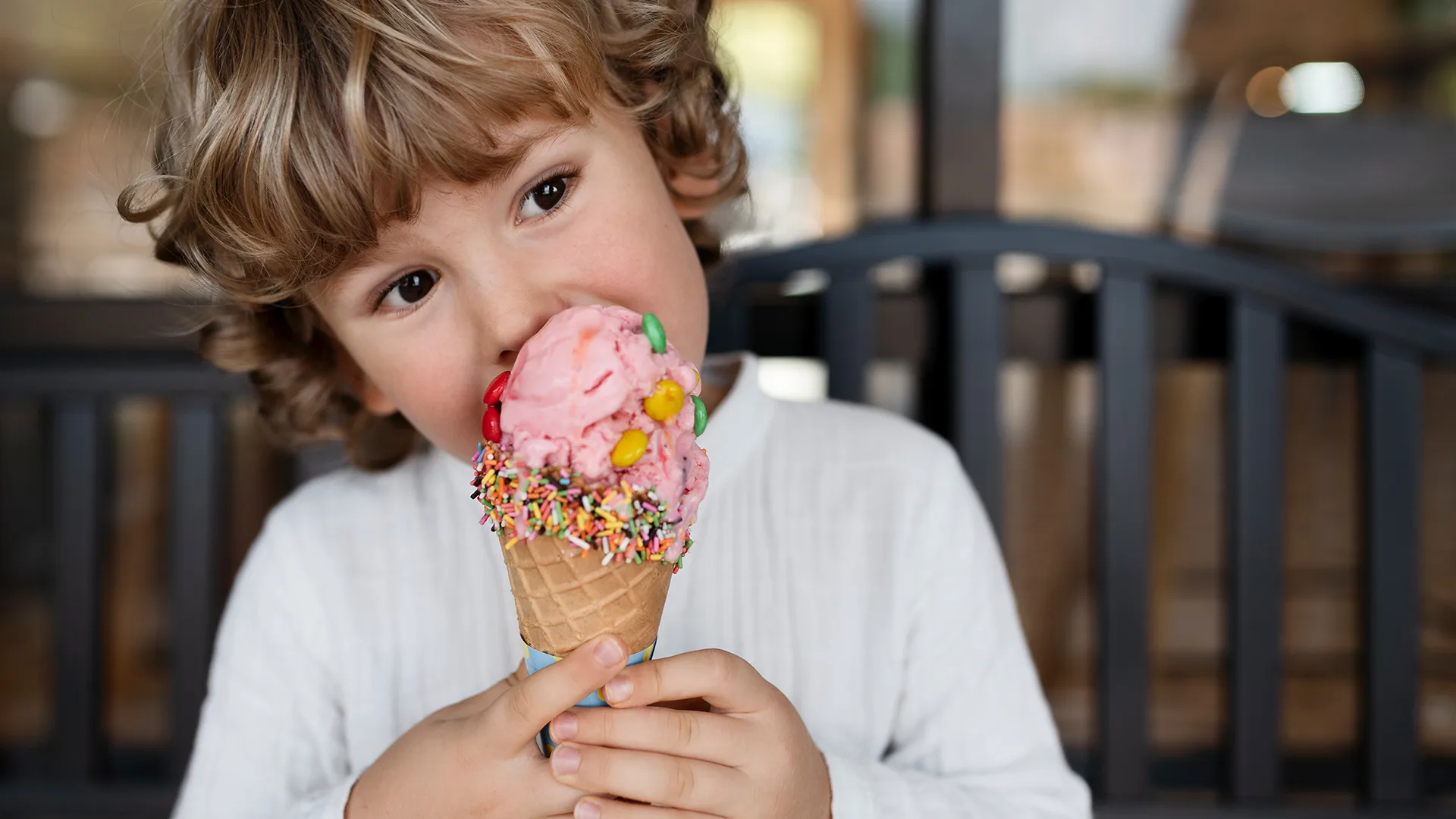 Kind isst ein Eis