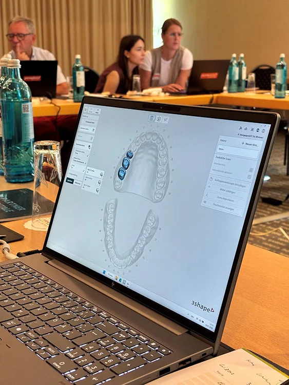 Ein Bildschirm, zu sehen eine Software und ein Gebiss in welchem man Zähne anklicken kann