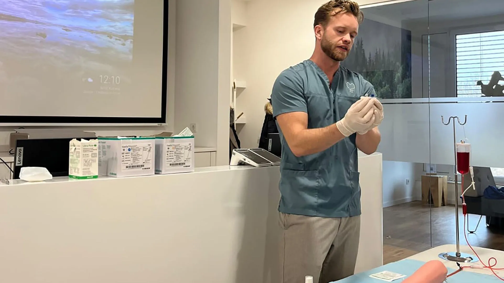 Ein Mann der an einem Arm eine Sedierung vorzeigen möchte