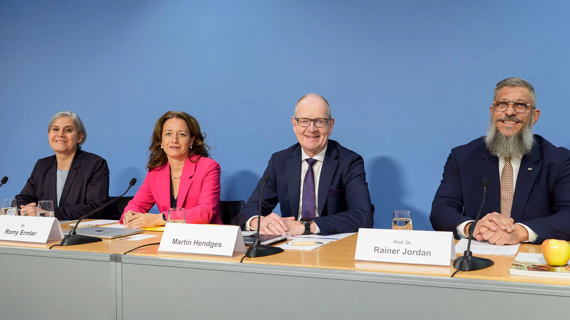Abb. 1: Das Institut der Deutschen Zahnärzte (IDZ), die Kassenzahnärztliche Bundesvereinigung (KZBV) und die Bundeszahnärztekammer (BZÄK) stellten die Längsschnittergebnisse der Sechsten Deutschen Mundgesundheitsstudie (DMS • 6) in einer gemeinsamen Pressekonferenz am Dienstag, 14. April 2026, in Berlin vor. Presse verantwortliche Jette Krämer, BZÄK-Präsidentin Dr. Romy Ermler, KZBV-Vorstandsvorsitzender Martin Hendges und Prof. Dr. A. Rainer Jordan, Wissenschaftlicher Direktor des IDZ (v. lks. n. re.).