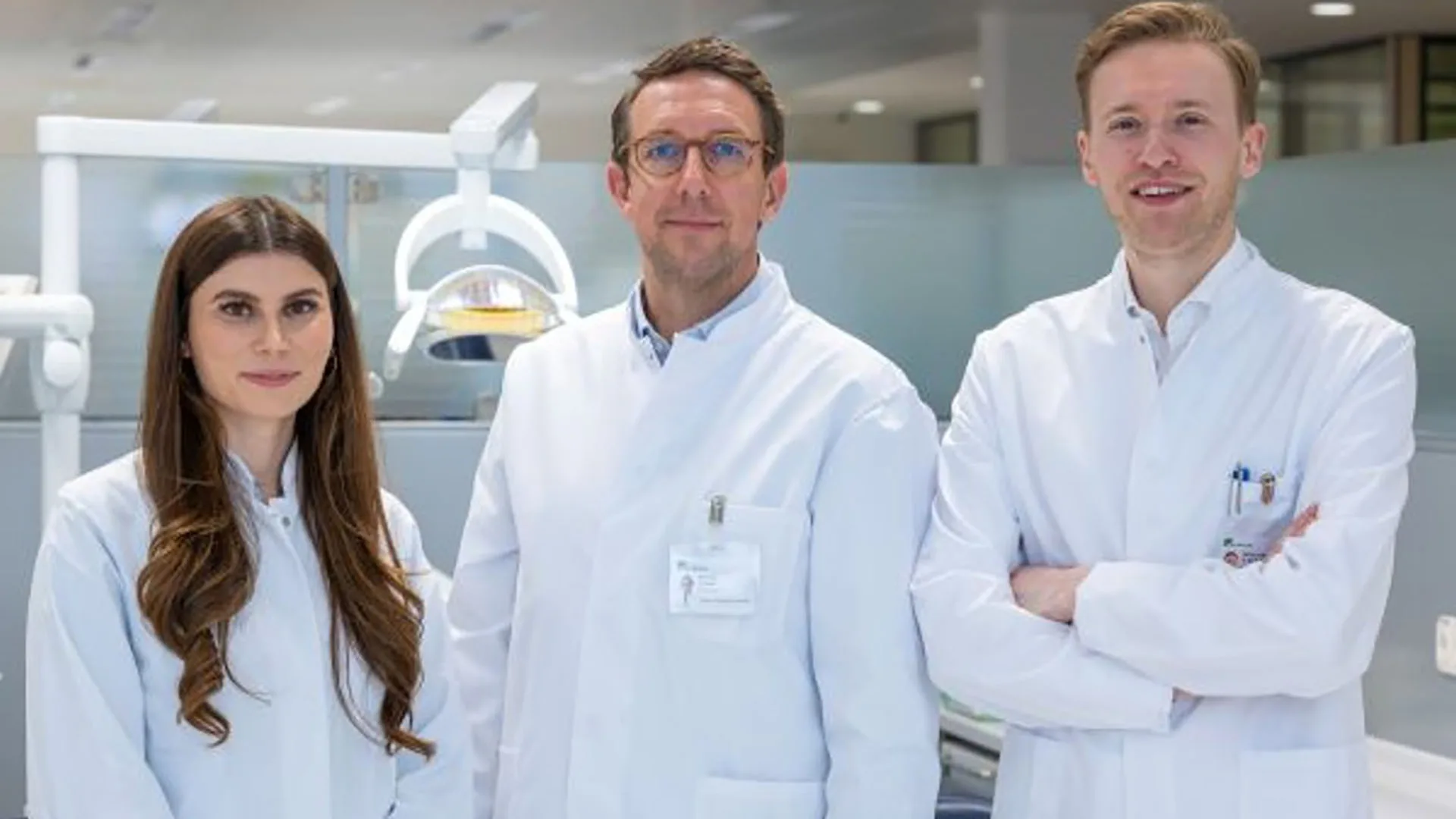 Leitlinienkoordinator Prof. Dr. Jan-Frederik Güth (Mitte) mit den beiden federführenden Autoren ZÄ Miriam Ruhstorfer und PD Dr. Tobias Graf.