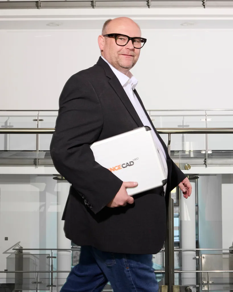 „Der Preis allein reicht in

der Implantatprothetik nicht“, so Dr. Andreas Schütt. „Ein wirtschaftlicher Vorteil überzeugt nur dann dauerhaft, wenn Passung, Reproduzierbarkeit und regulatorische Sicherheit stimmen.“