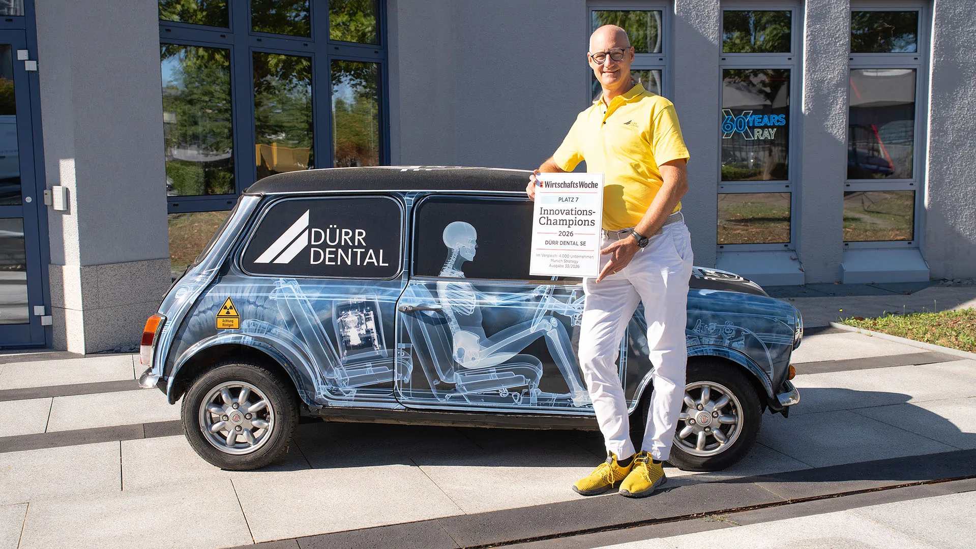 Martin Dürrstein, CEO der DÜRR DENTAL SE, an der Firmenzentrale in Bietigheim-Bissingen mit der Auszeichnung als eines der innovativsten mittelständischen Unternehmen Deutschlands.