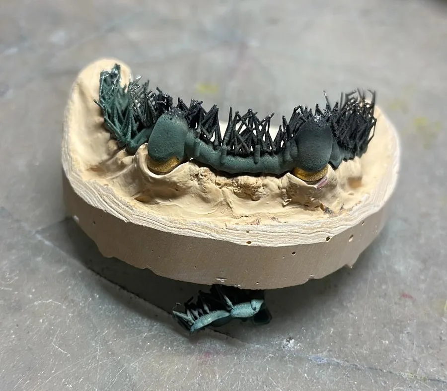 Oxidschicht auf einem Modellteil vor dem Sandstrahlen