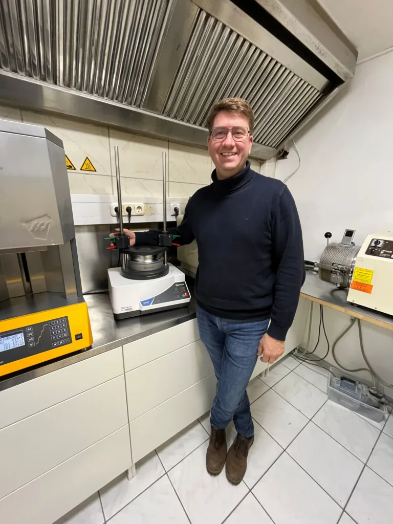 Jürgen Stoltze, Geschäftsführer des Dentallabors Rehra in Solingen, in seinem Labor mit der RETSCH AS 200 digit cA.