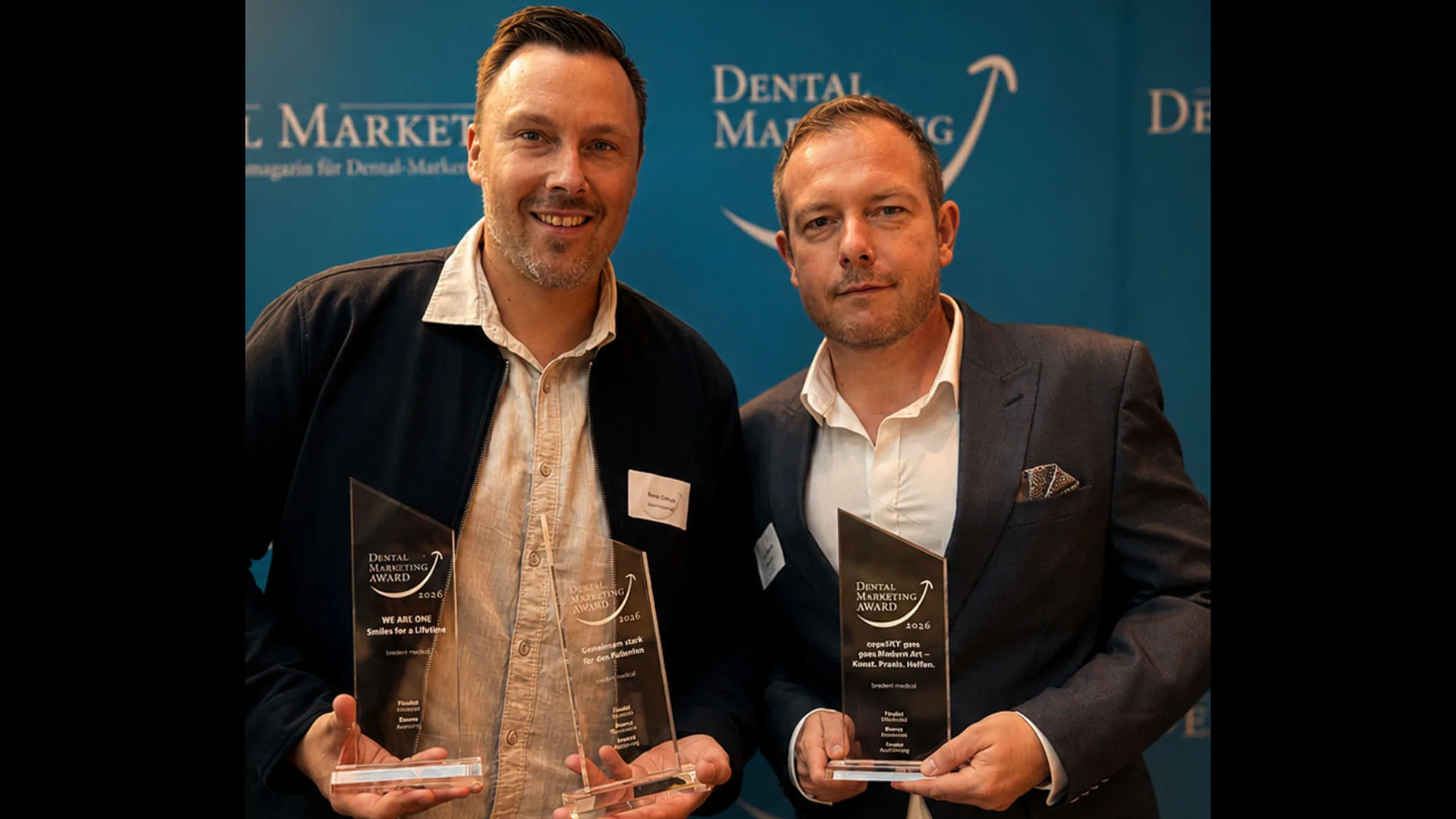 René Črnjak und Julian Niederer bei der Preisverleihung des Dental Marketing Awards 2026 in Hamburg.