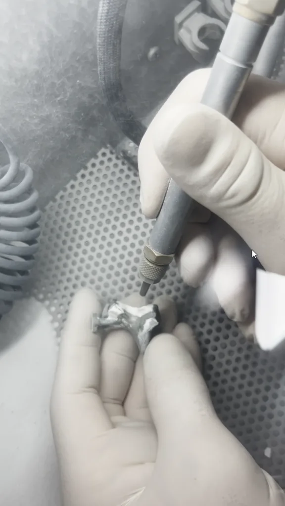 Sandstrahlprozess im Dentallabor. 
