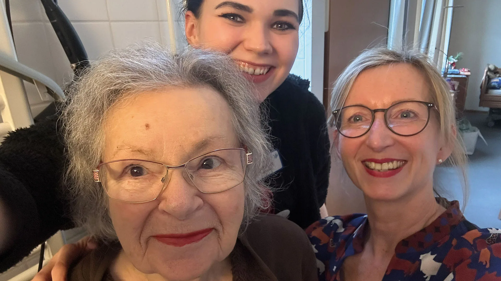Selfie nach gemeinsam erfolgreich umgesetzter Mundhygiene; Bewohnerin Frau T., Pflegefachkraft Svea Gertje (Mitte) und Meike Wattje