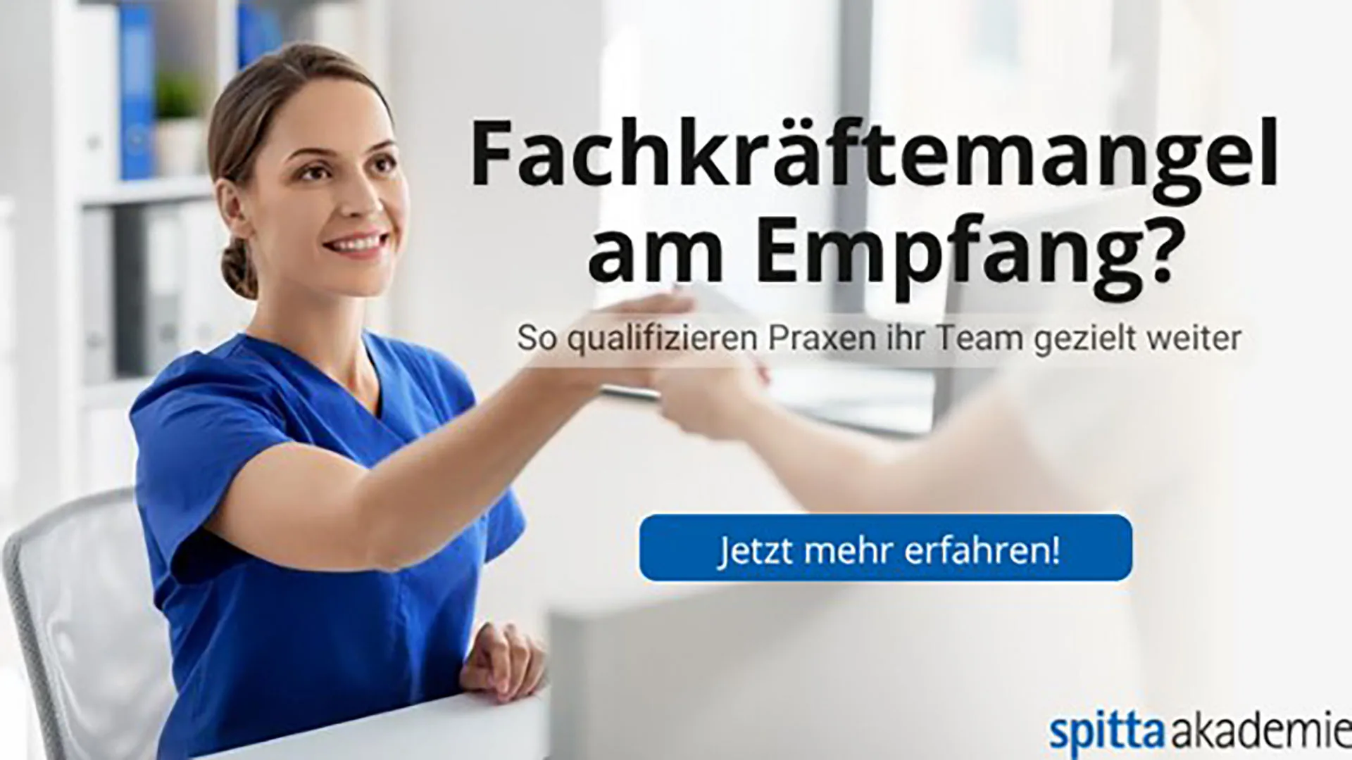 Eine Frau sitzt a Empfang