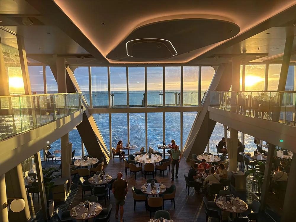 Insgesamt 14 Restaurants und Bistros stehen den Passagieren zur Verfügung und laden bei wunderbarem Blick aufs Meer zum Genießen ein.