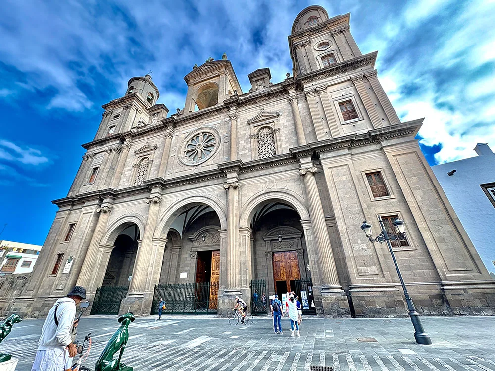 Die Kathedrale Santa Ana steht im Stadtteil Vegueta in Las Palmas de Gran Canaria. Der zweitürmige Bau ist die älteste und größte Kirche der Insel.
