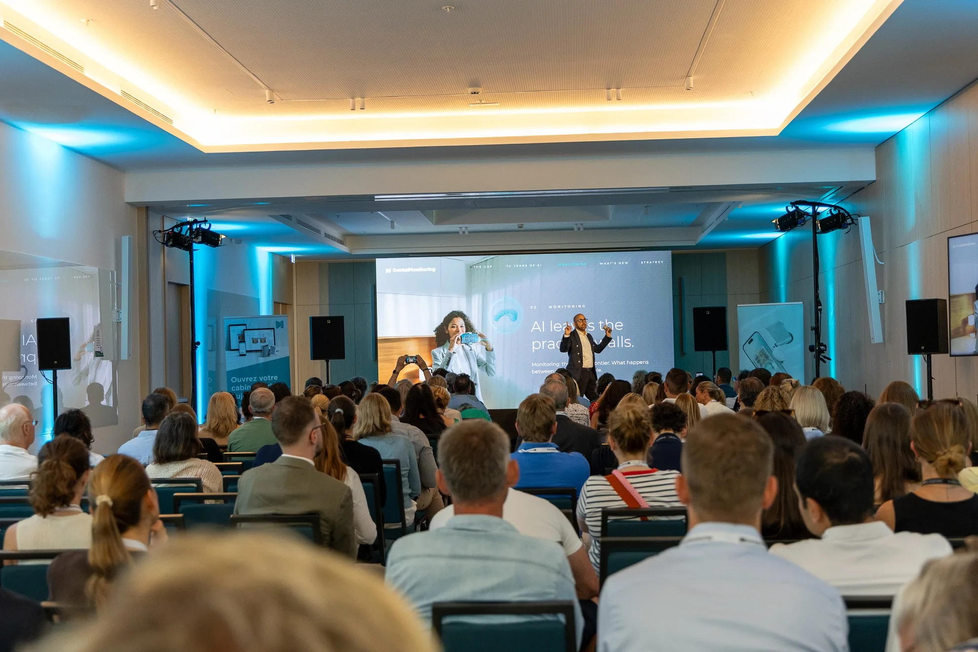 Ein Referent hält einen Vortrag vor den Teilnehmenden des DentalMonitoring EMEA North Summit 2026.