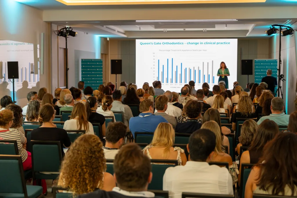 Referentin hält einen Vortrag vor den Teilnehmenden  des DentalMonitoring EMEA North Summit 2026 in Nizza. 
