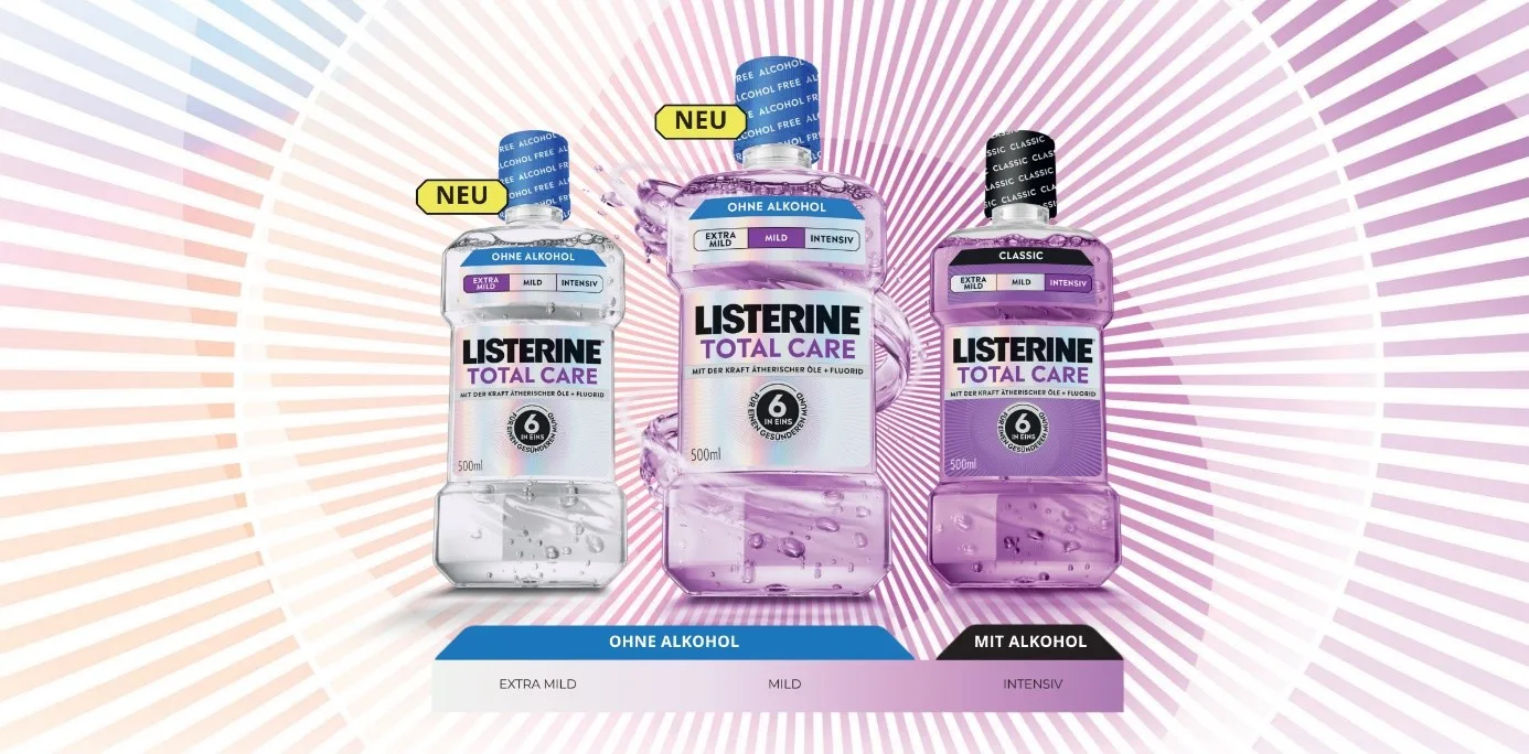 Produktabbildung von drei verschiedene LISTERINE Total Care Mundspülungen in den Varianten Extra Mild, Mild und Intensiv.