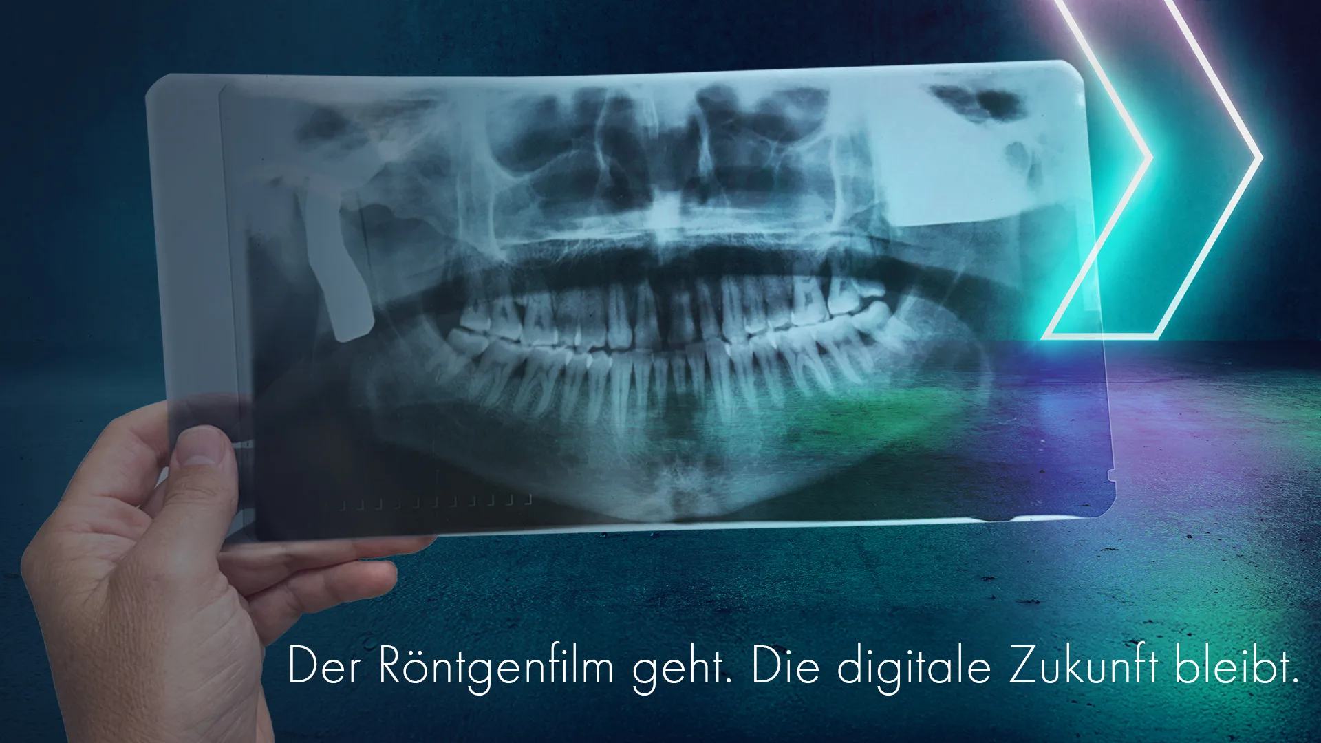 Röntgenbild eines Kiefers mit der Bildhinweis "Der Röntgenfilm geht. Die digitale Zukunft bleibt".