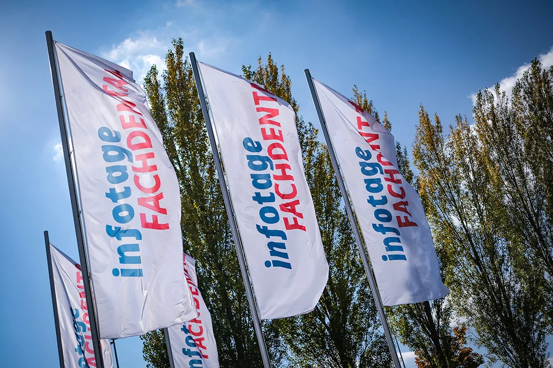 Gehisste Flaggen mit dem Logo infotage Fachdental