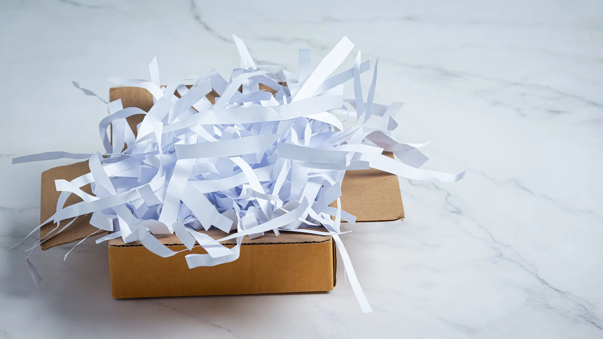 zerkleinertes Papier in einem Karton