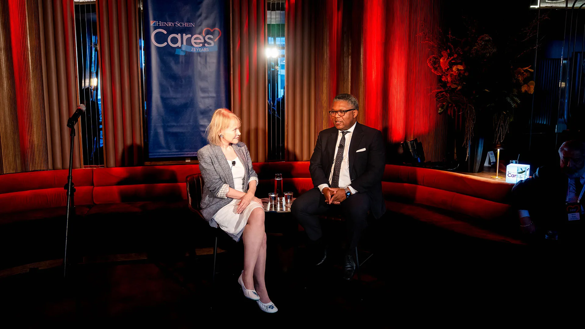 Fred Lowery, Chief Executive Officer von Henry Schein, und Diane Brady, Executive Editorial Director von Fortune, bei einem Fireside Chat während der Feierlichkeiten zum 25-jährigen Jubiläum von Henry Schein Cares in New York City teil. Sie reflektieren den Weg des Unternehmens und die sich verändernde Rolle von Nachhaltigkeit und Philanthropie in der Wirtschaft.