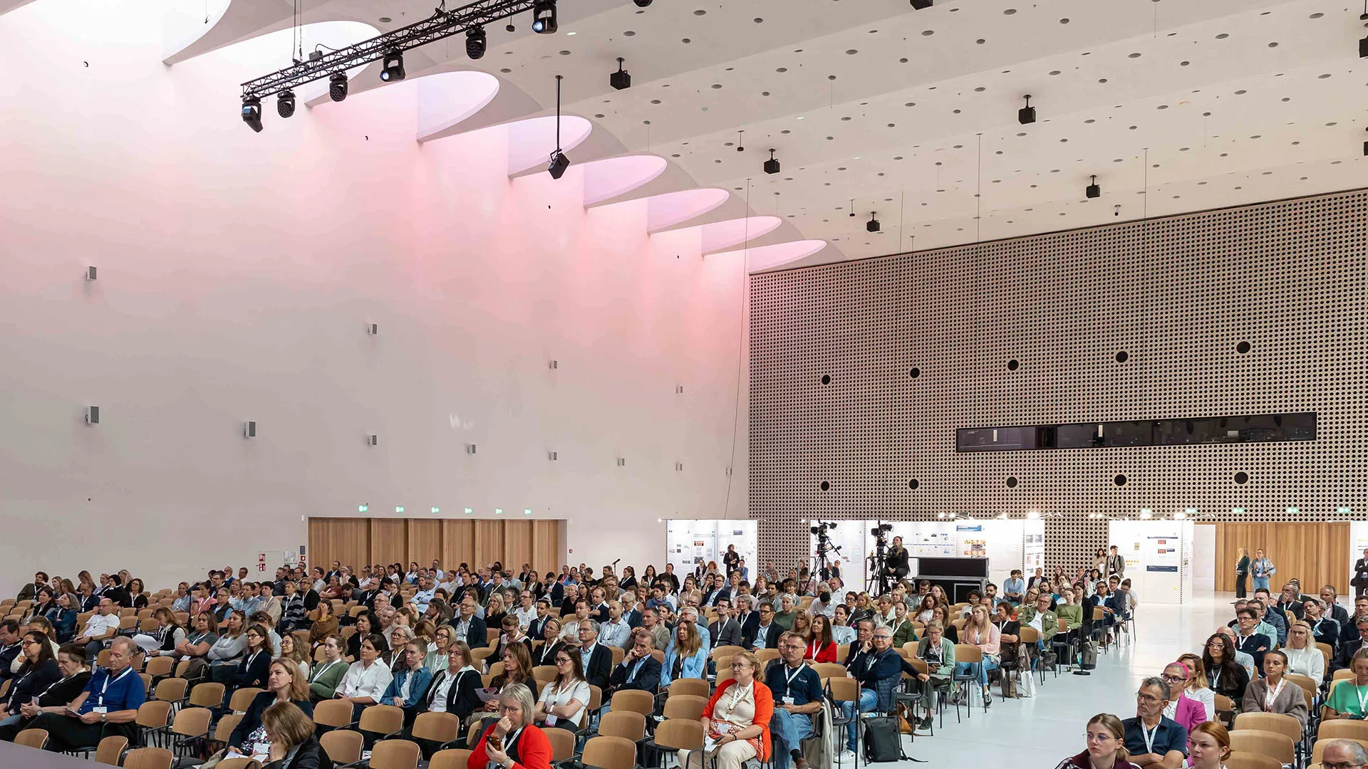 Das Auditorium im wissenschaftliche Hauptprogramm und die Posterausstellung