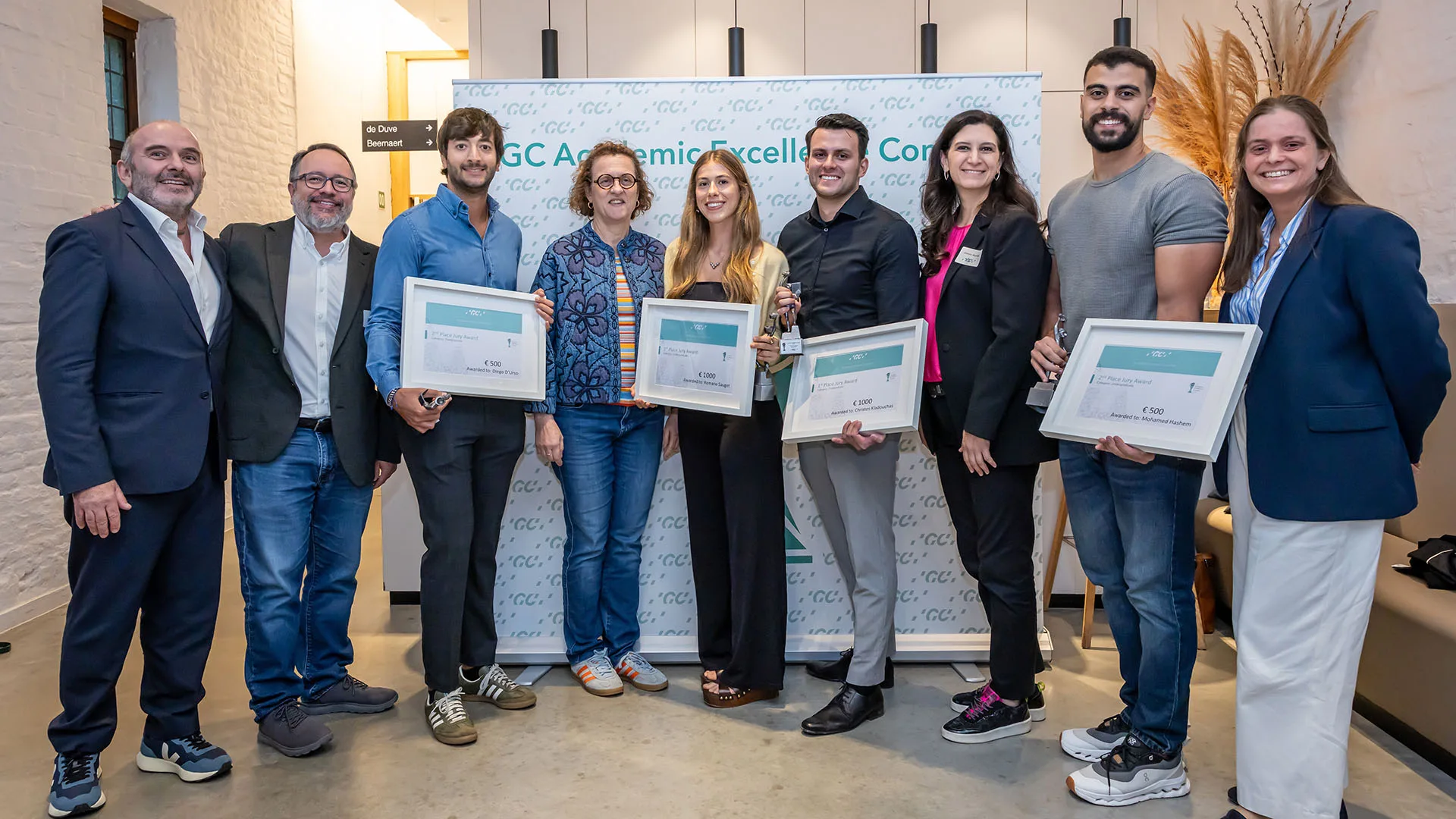 Preisträger und Mitglieder der Jury des 7. GC Academic Excellence Contest. Von links nach rechts: Alain Perceval, Javier Tapia Guadix, Diego D'Urso, Prof. Marleen Peumans, Romane Sauget, Christos Kladouchas, Dr. Simone Moretto, Mohamed Hashem und Laetitia Lavoix.