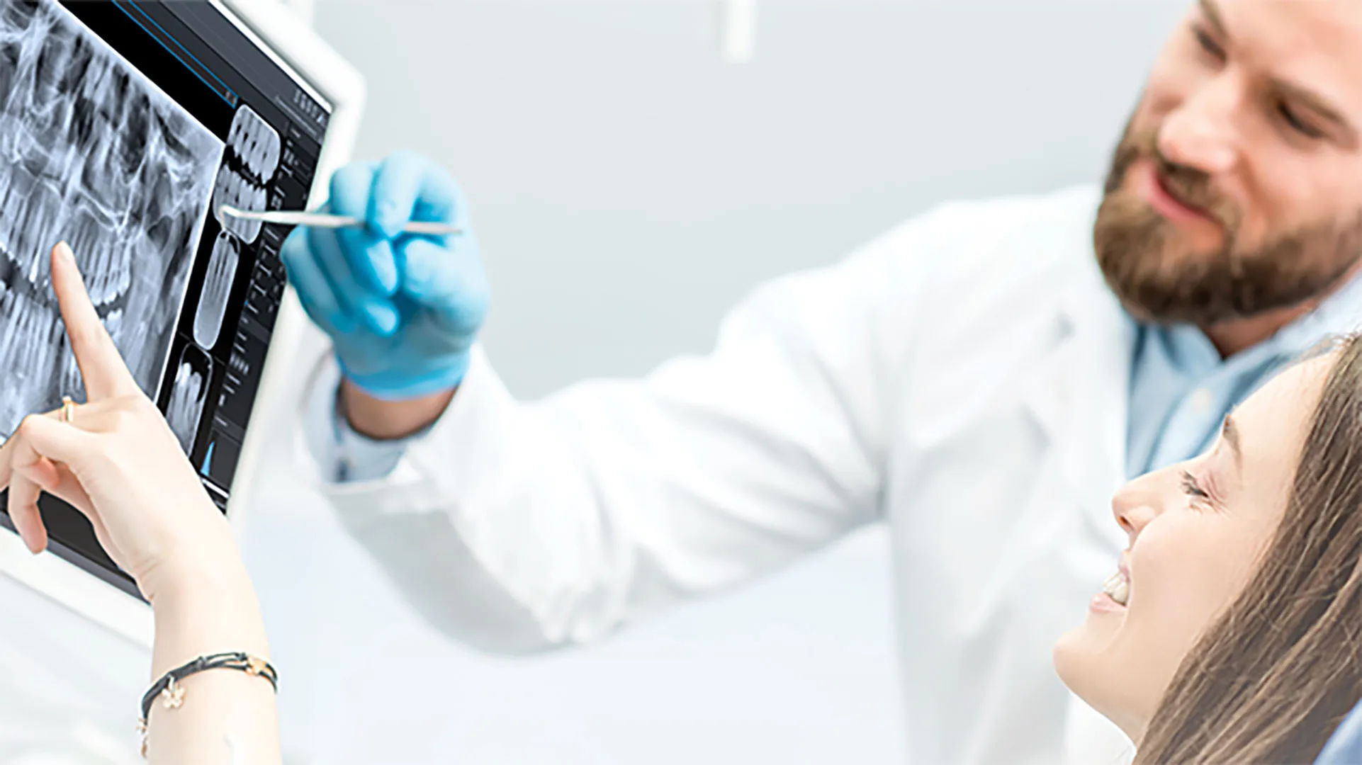 Ein Arzt bespricht Bild mit Patientin