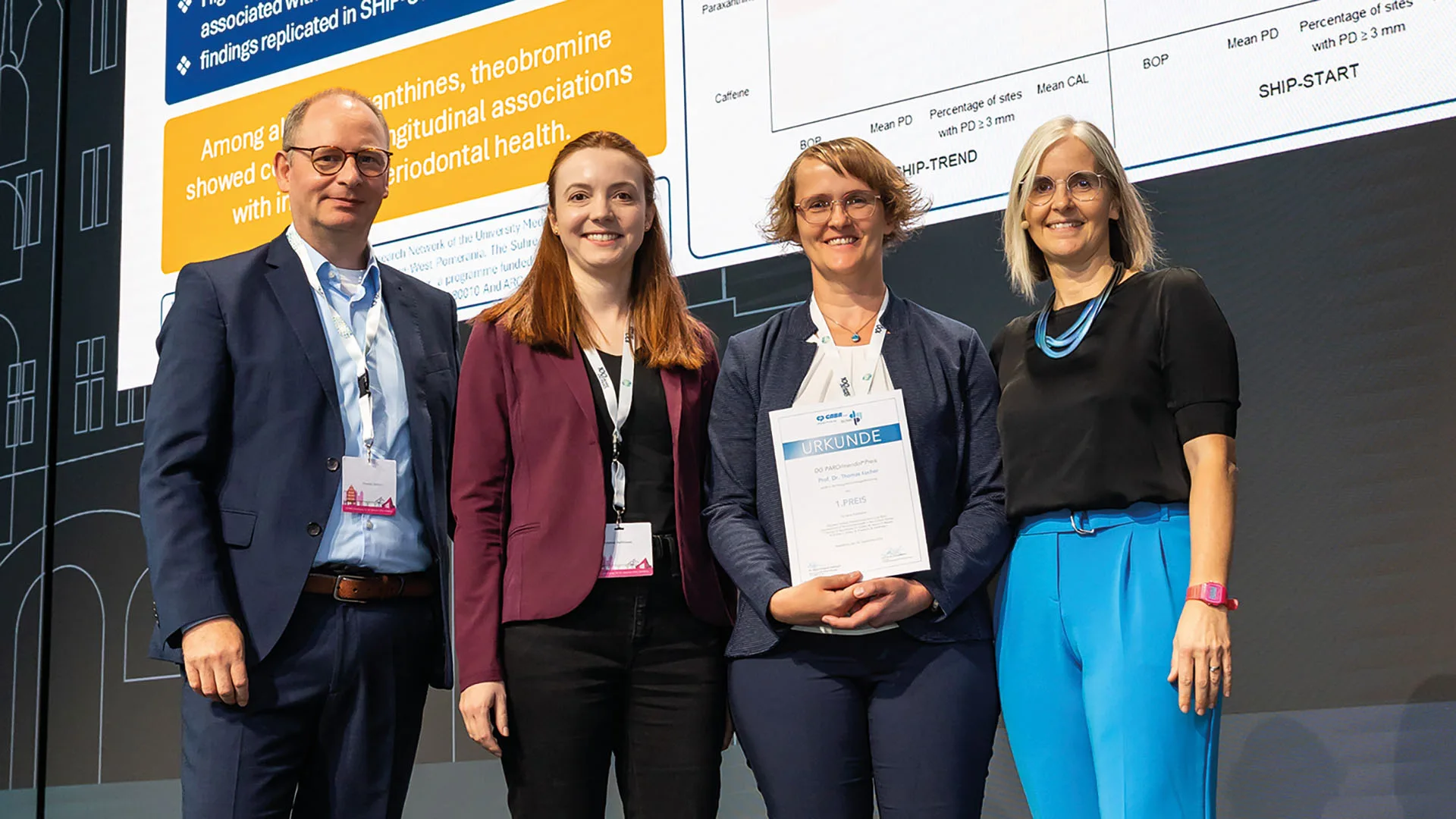 DG PARO/ meridol® Preis für Grundlagenforschung (v. l. n. r.): Prof. Dr. Dr. Thomas Beikler (DG PARO), Dr. Marie-Christine Hoffmann (CP GABA), PD Dr. Birte Holtfreter (Universitätsmedizin Greifswald), Prof. Dr. Bernadette Pretzl (DG PARO)