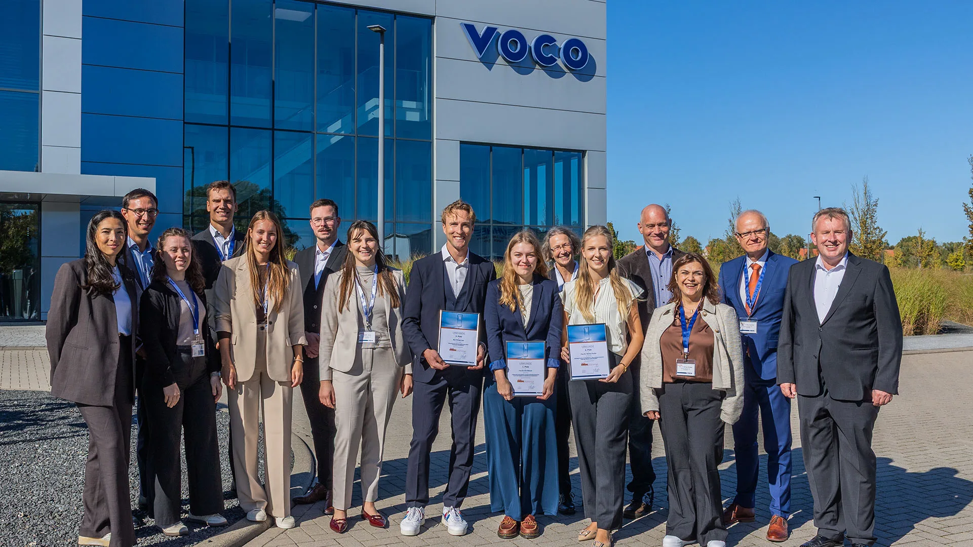 Alle Teilnehmenden der 23. VOCO Dental Challenge mit Jury (PD Dr. Stefan Wentaschek, Prof. Dr. Mozhgan Bizhang und Prof. Dr. Alexander Welk) sowie Veranstaltungsleiter Dr. Martin Danebrock (rechts).