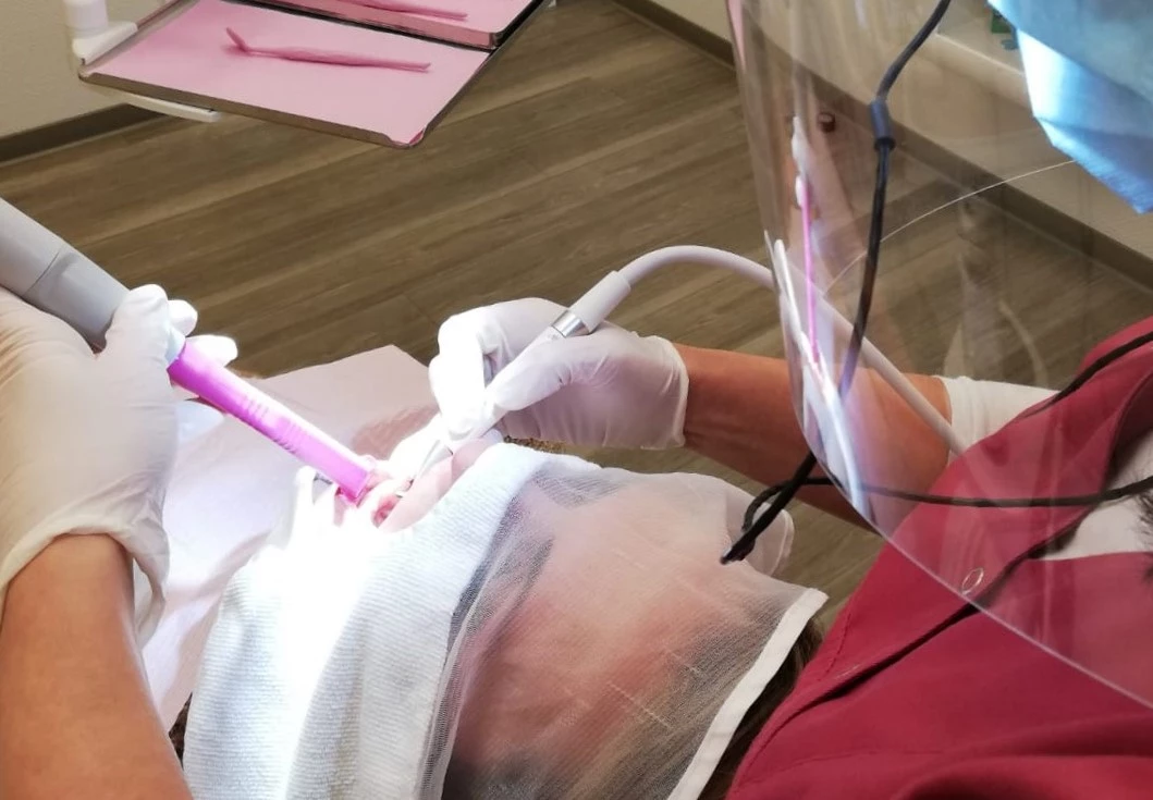 Ergonomie und Hygiene werden großgeschrieben: Mit modernen Airflow-Geräten und optimaler Absaugung sind Patient und Behandler geschützt.