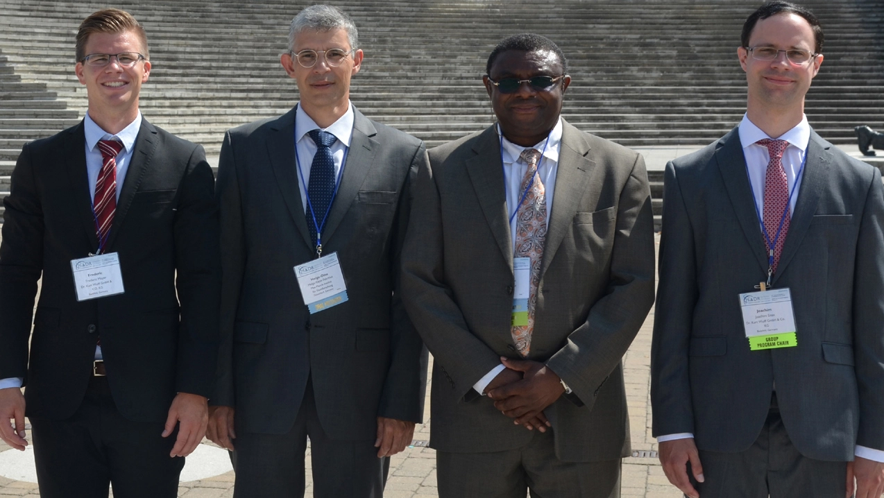 (v.l.n.r.): Dr. Frederic Meyer (Dr. Kurt Wolff), Dr. Helge-Otto Fabritius, Prof. Dr. Bennett Amaechi und Dr. Joachim Enax (Dr. Kurt Wolff) vor dem Veranstaltungsgebäude der IADR in London.