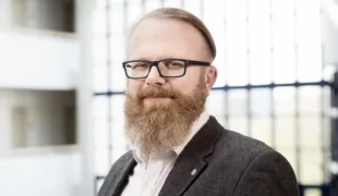 Um die Digitalisierung des Gesundheitswesens wissenschaftlich zu untersuchen, wurde aus vielen Interviews mit Experten ein Fragebogen entwickelt, um die Erwartungen von Medizinern und Nicht-Medizinern an die Digitalisierung zu erheben. Prof. Dr. Ehlers be