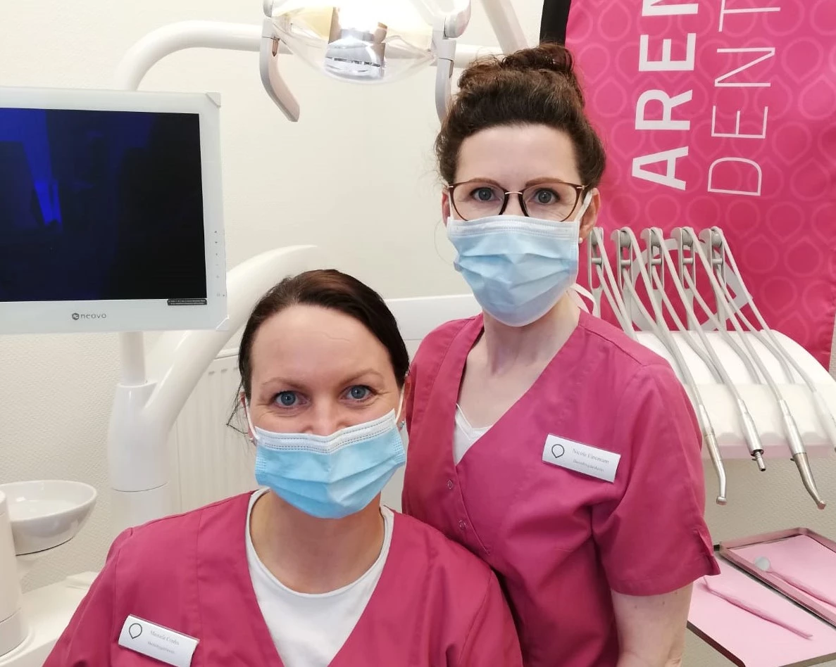 Die Dentalhygienikerinnen Manuela Cordes (vorn) und Nicole Einemann arbeiten seit vielen Jahren zusammen, seit Anfang 2021 im Prophylaxeteam bei Dr. Arendt Dental in Bremerhaven. Beide sind auch in der Fortbildung und beim Berufsverband Deutscher Dentalhygienikerinnen (BDDH) aktiv.