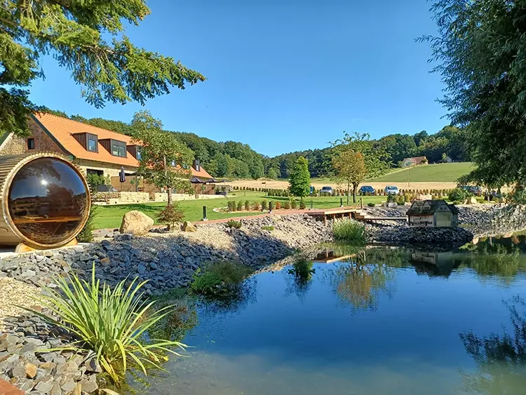 Die Parkseite der Driehof Apartments mit der
Faß-Sauna im Vordergund.