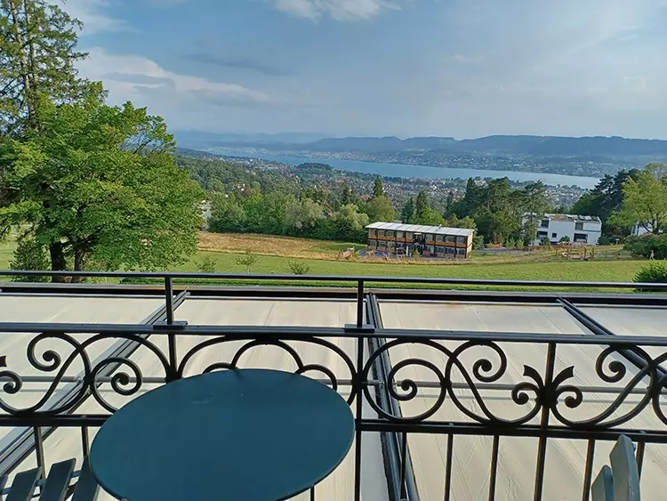Balkon des Zimmers Sorell Hotel Zuerichberg.