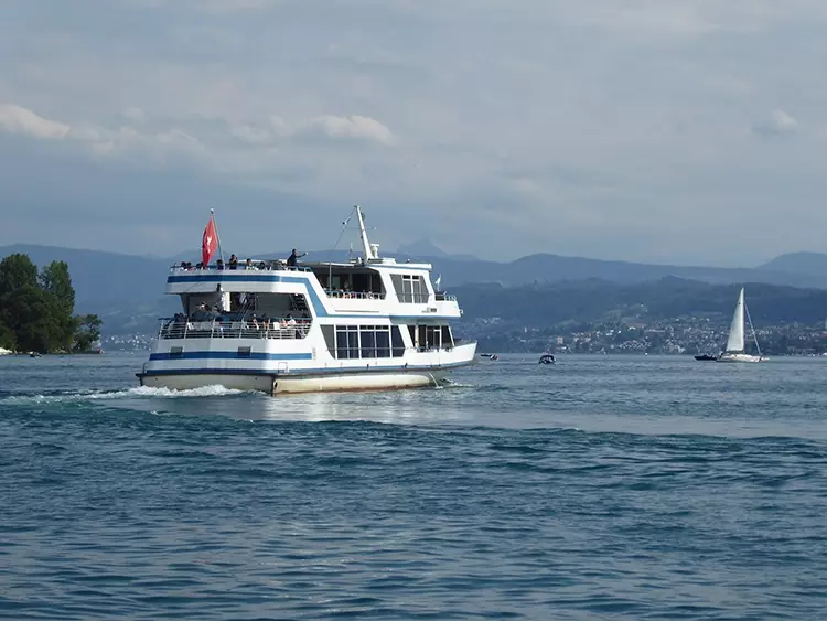 Eine Fahrt auf dem Zürichsee darf nicht fehlen.
